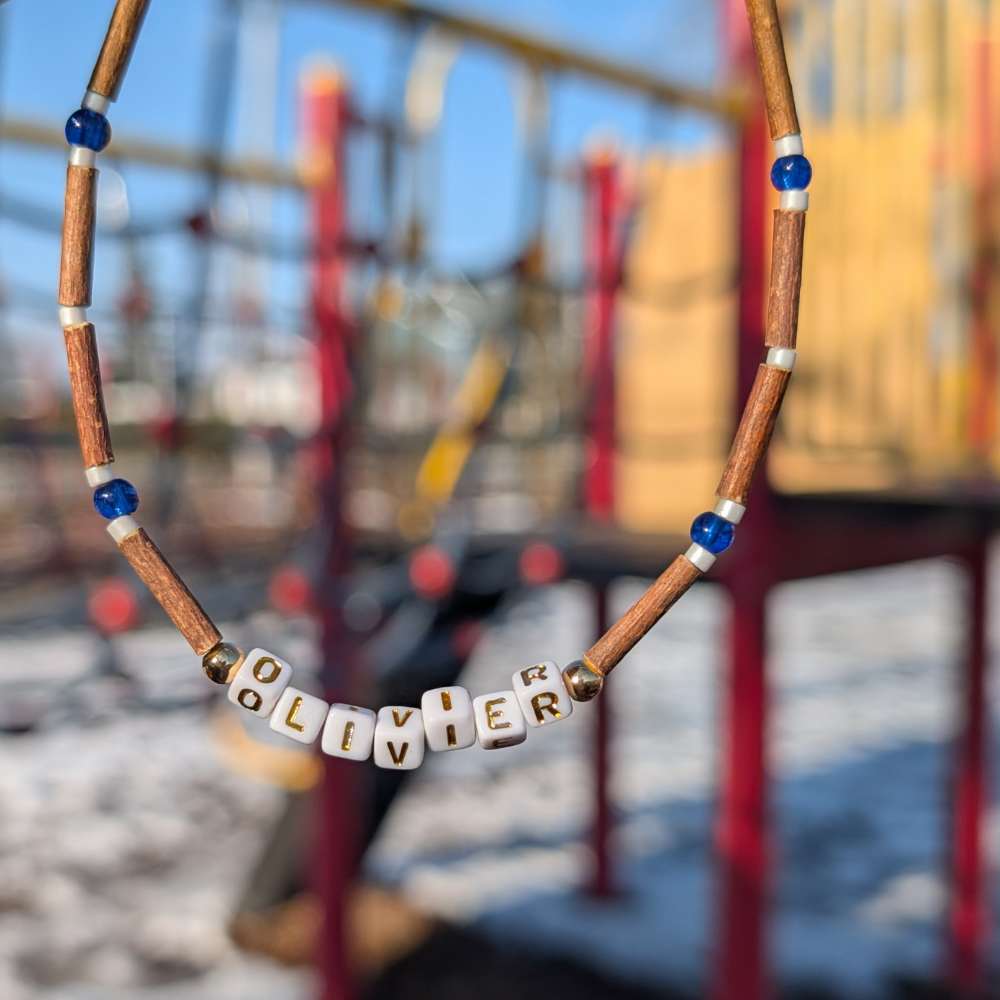 B22 | Bois de noisetier, bleu et prénom personnalisé (bébés et enfants)