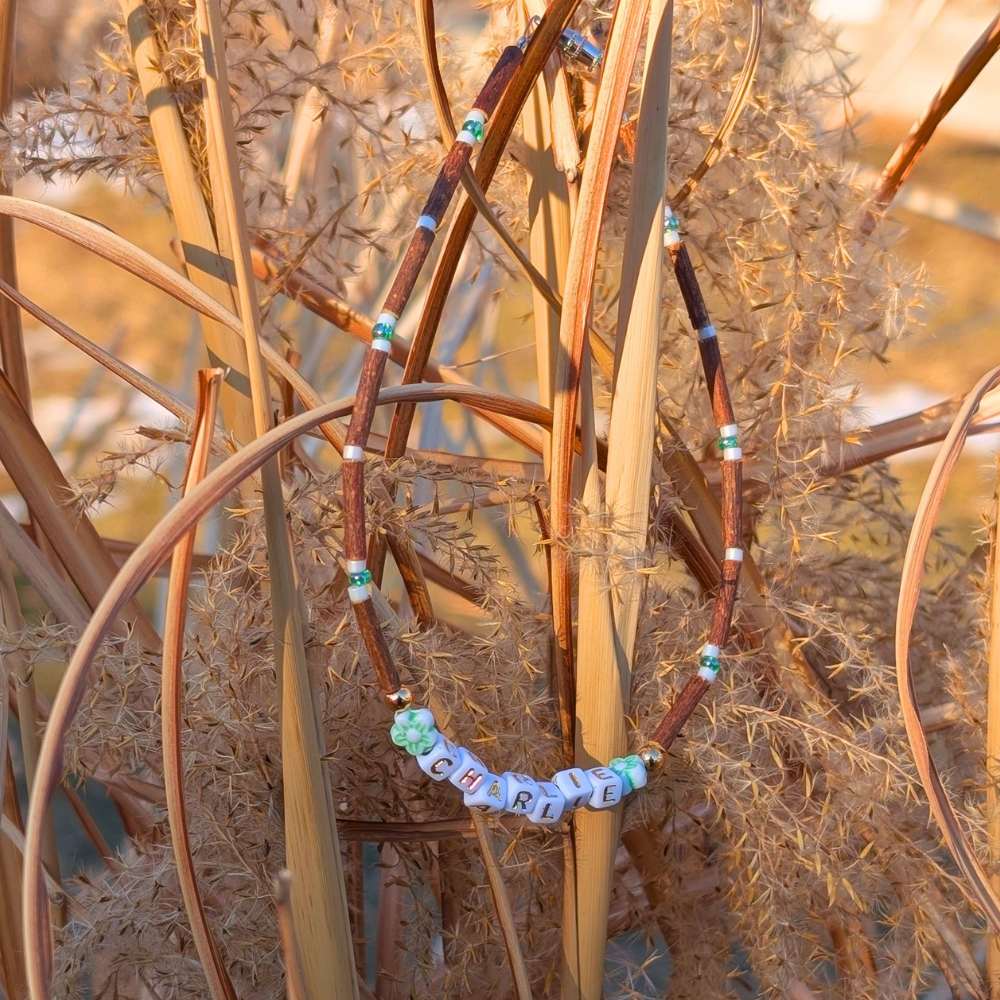 B21 | Bois de noisetier, fleur verte et prénom personnalisé (bébés et enfants)