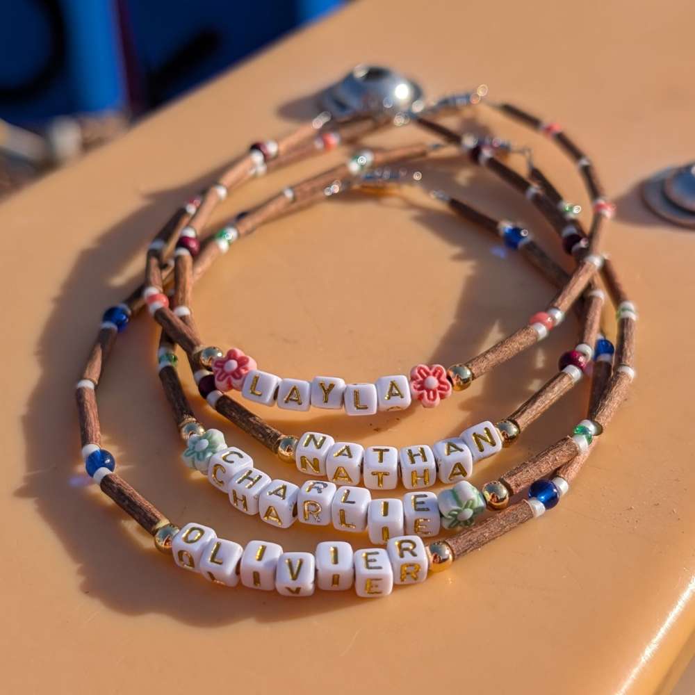 B23 | Bois de noisetier, fleur corail et prénom personnalisé (bébés et enfants)