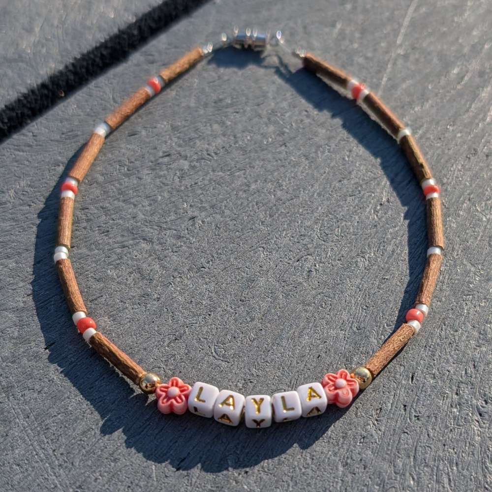B23 | Bois de noisetier, fleur corail et prénom personnalisé (bébés et enfants)