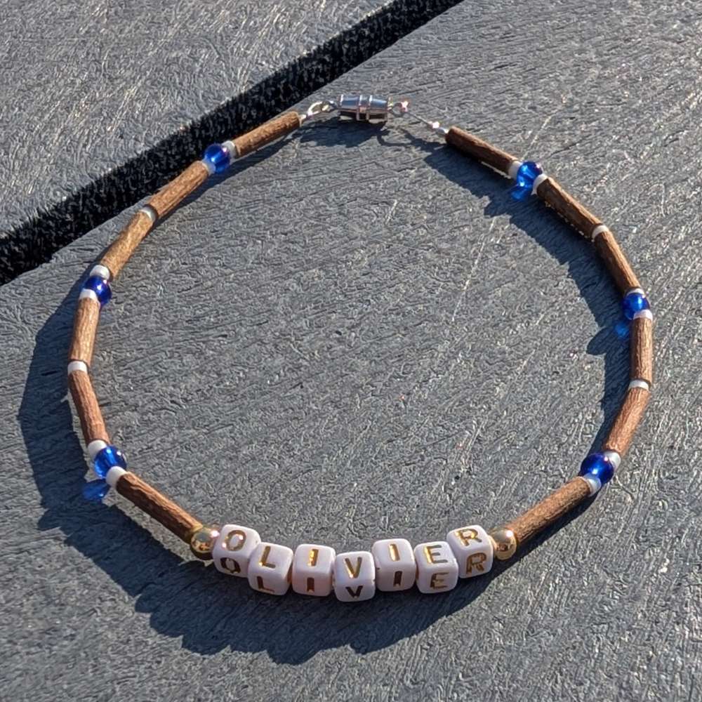 B22 | Bois de noisetier, bleu et prénom personnalisé (bébés et enfants)