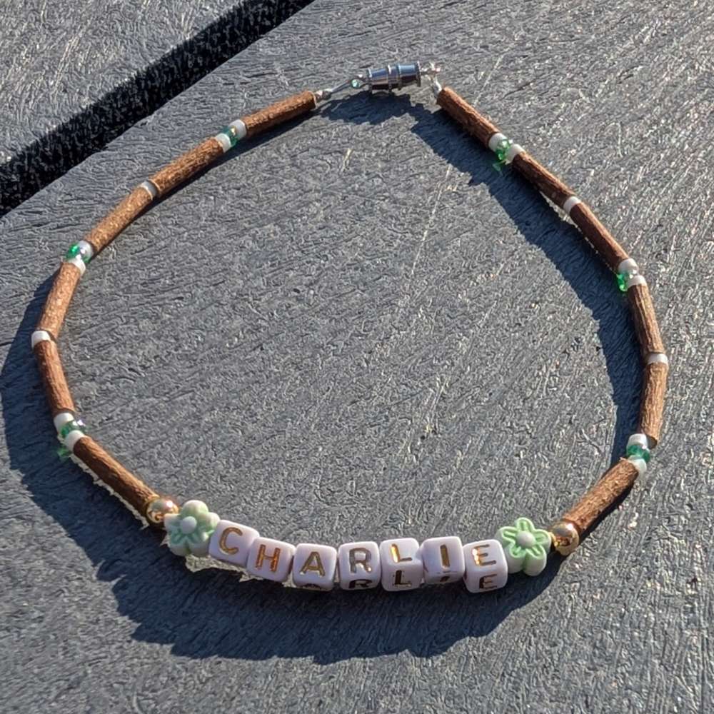 B21 | Bois de noisetier, fleur verte et prénom personnalisé (bébés et enfants)