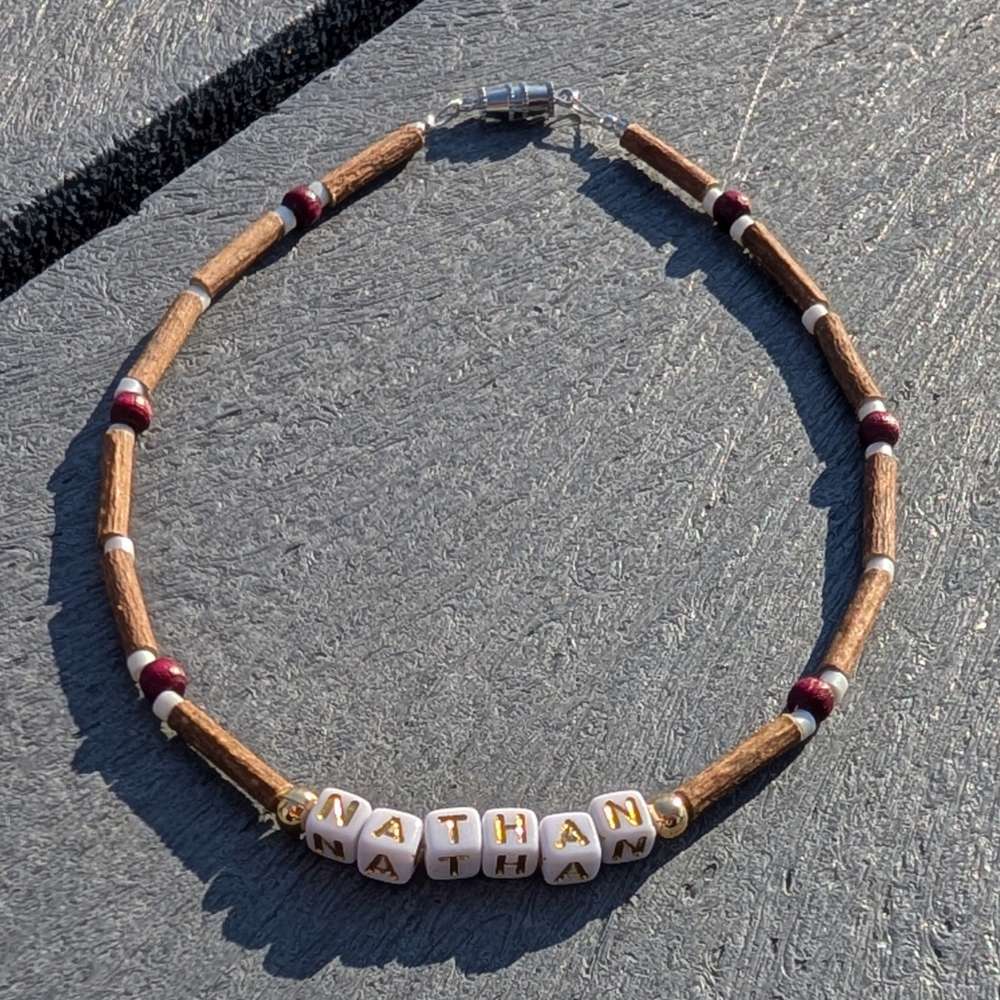 B24 | Bois de noisetier, bordeaux et prénom personnalisé (bébés et enfants)