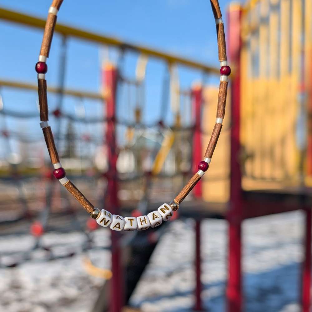 B24 | Bois de noisetier, bordeaux et prénom personnalisé (bébés et enfants)