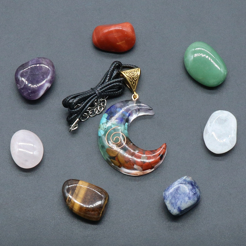 XX01 | Collier en orgonite pendentif lune et pierres roulées des 7 chakras