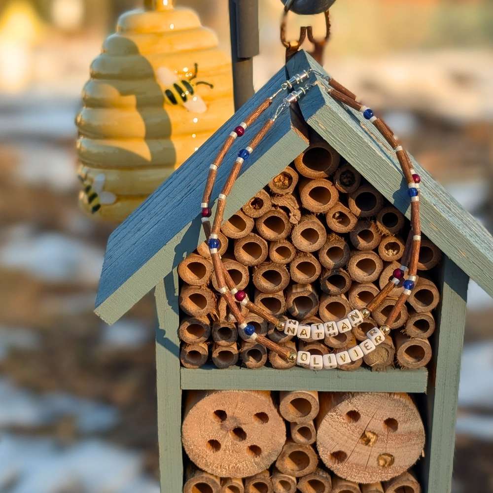 B22 | Bois de noisetier, bleu et prénom personnalisé (bébés et enfants)