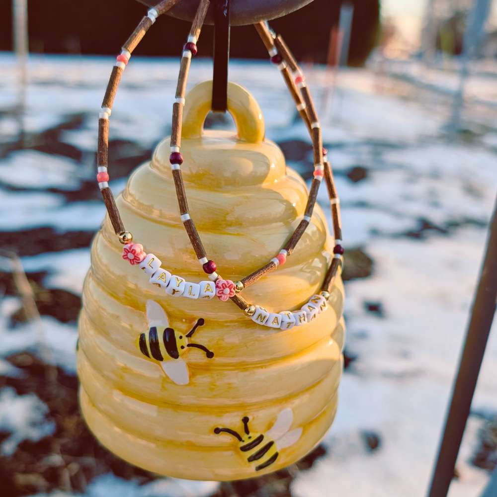 B23 | Bois de noisetier, fleur corail et prénom personnalisé (bébés et enfants)