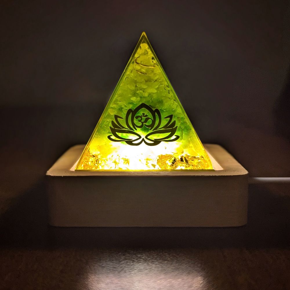 P17 | Aventurine & White Jade Orgonite Pyramid