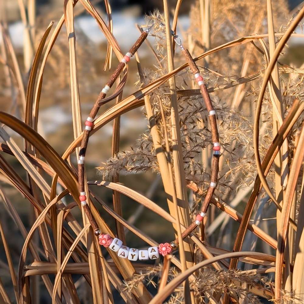B23 | Bois de noisetier, fleur corail et prénom personnalisé (bébés et enfants)
