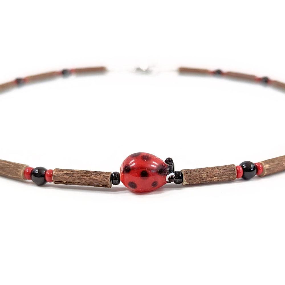 E19 | Hazel wood & red ladybug - Pur Noisetier | Pure Hazelwood