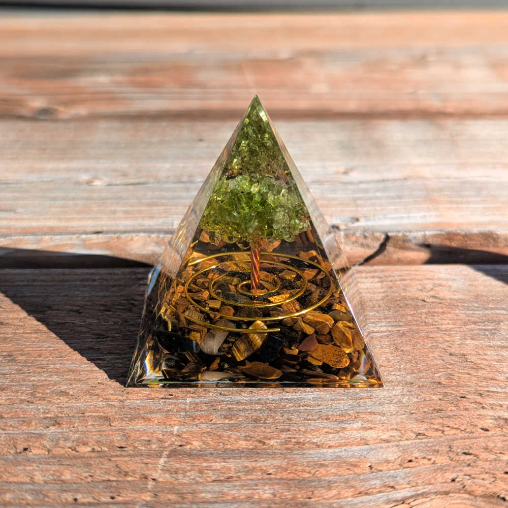 P04 | Pyramide en orgonite, péridot et œil de tigre
