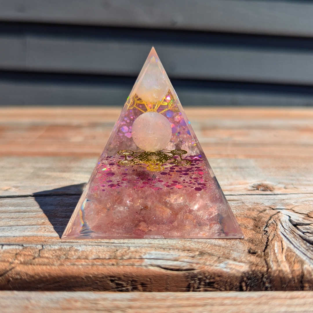 P09 | Pyramide en orgonite, quartz fraise