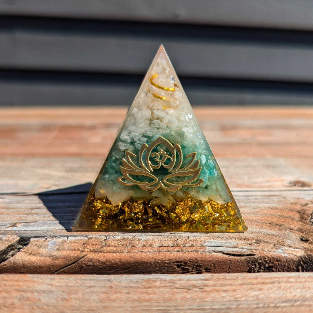 P17 | Aventurine & White Jade Orgonite Pyramid