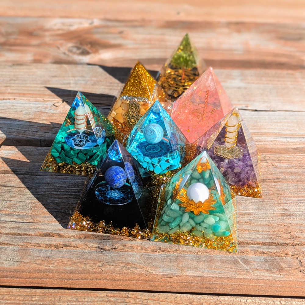 P02 | Pyramide en orgonite, améthyste et quartz