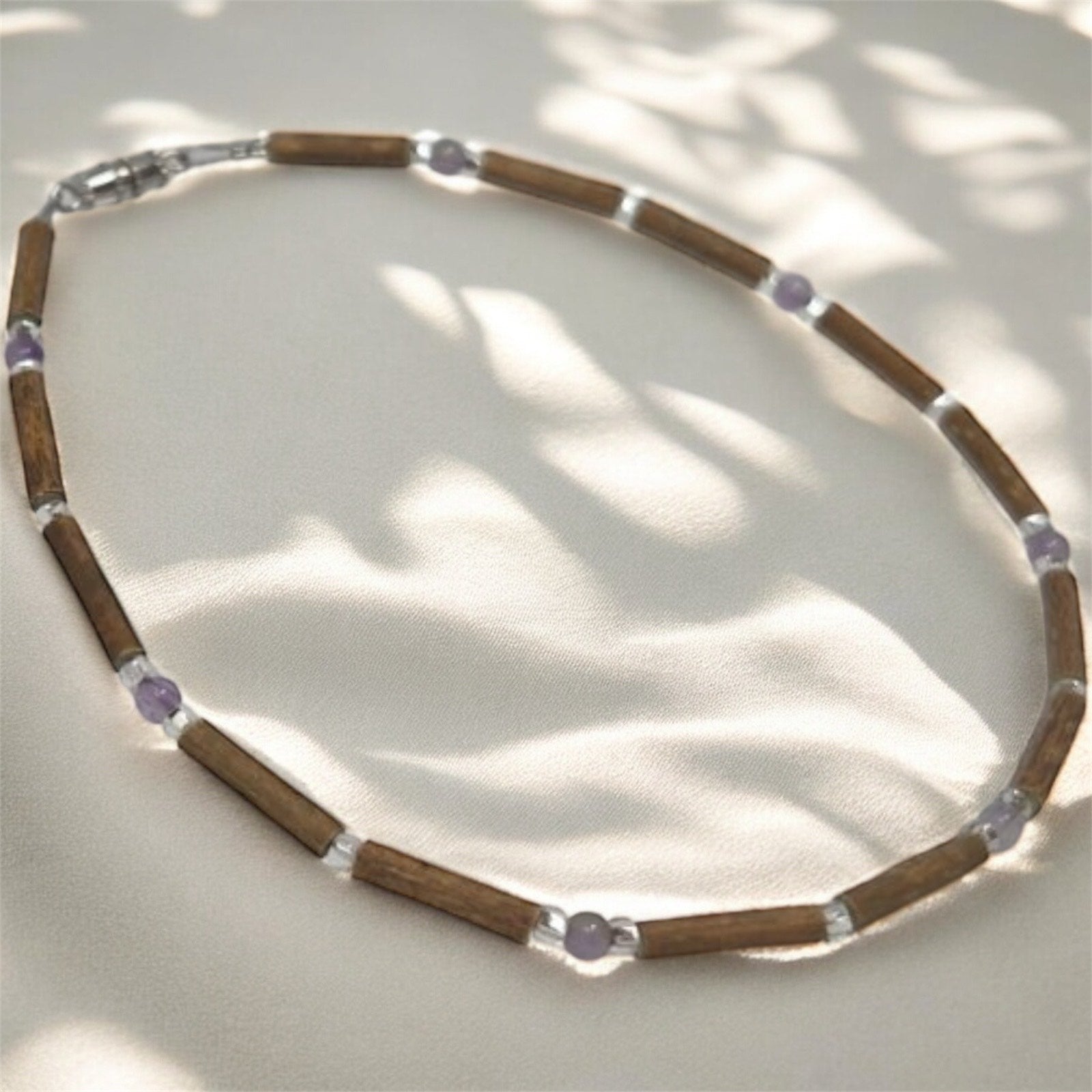 B35 | Collier pour bébé et tout-petit en bois de noisetier et améthyste (0 à 4 ans)