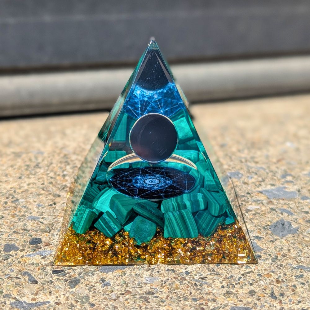 P13 | Pyramide en orgonite, malachite