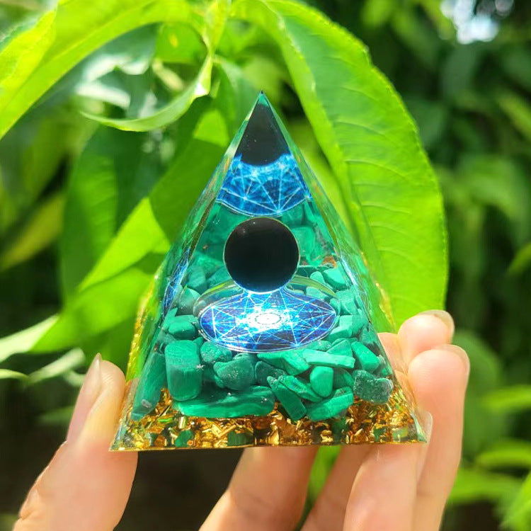 P13 | Pyramide en orgonite, malachite