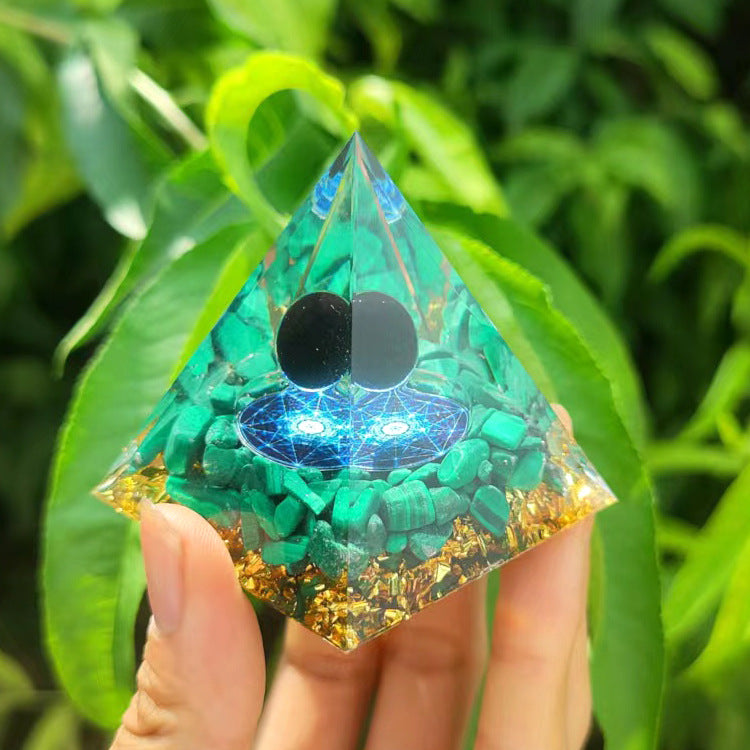 P13 | Pyramide en orgonite, malachite