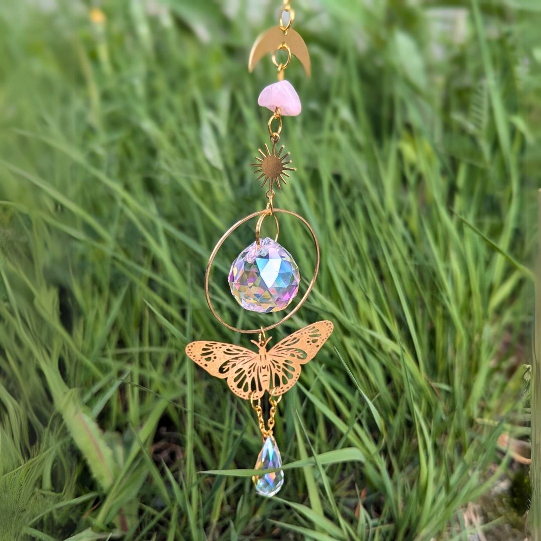 AS14 | Capteur de soleil avec papillon doré, quartz rose et verre irisé