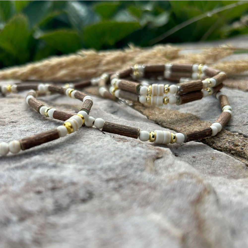 A01 | Bois de noisetier, beige et or