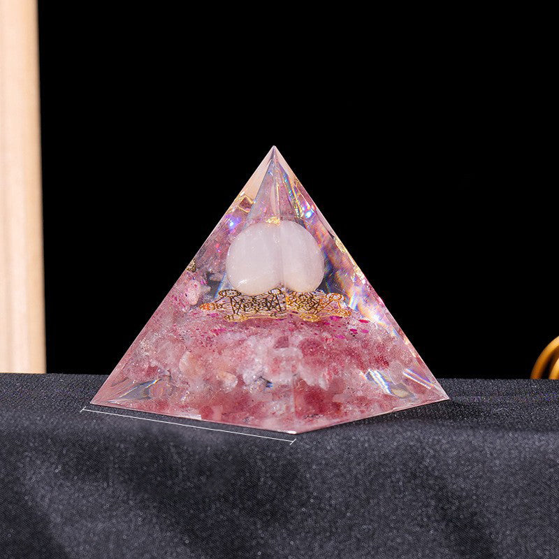 P09 | Pyramide en orgonite, quartz fraise