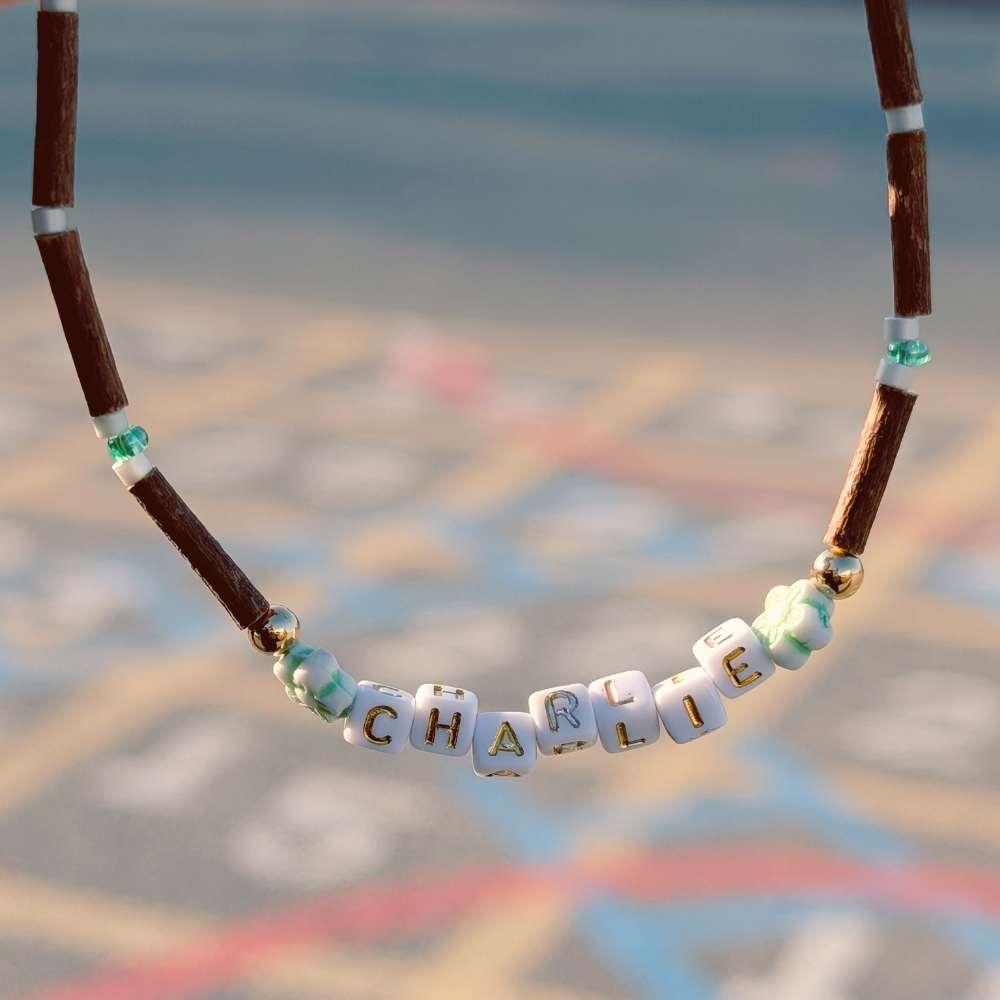 B21 | Bois de noisetier, fleur verte et prénom personnalisé (bébés et enfants)