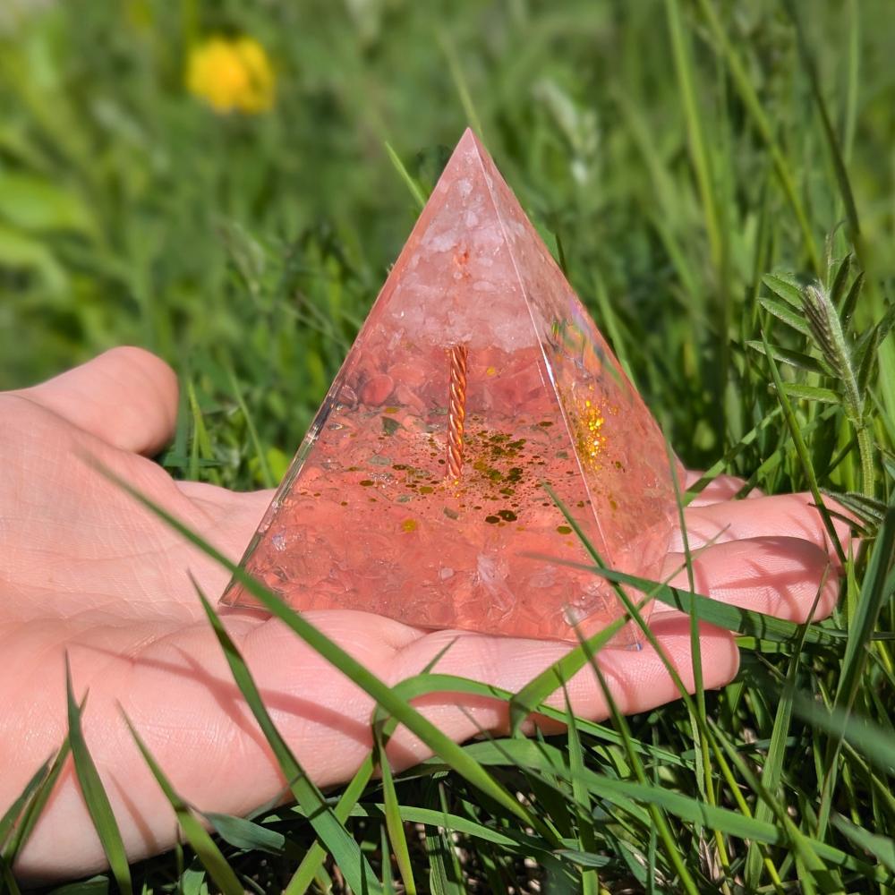 P03 | Pyramide en orgonite, quartz rose