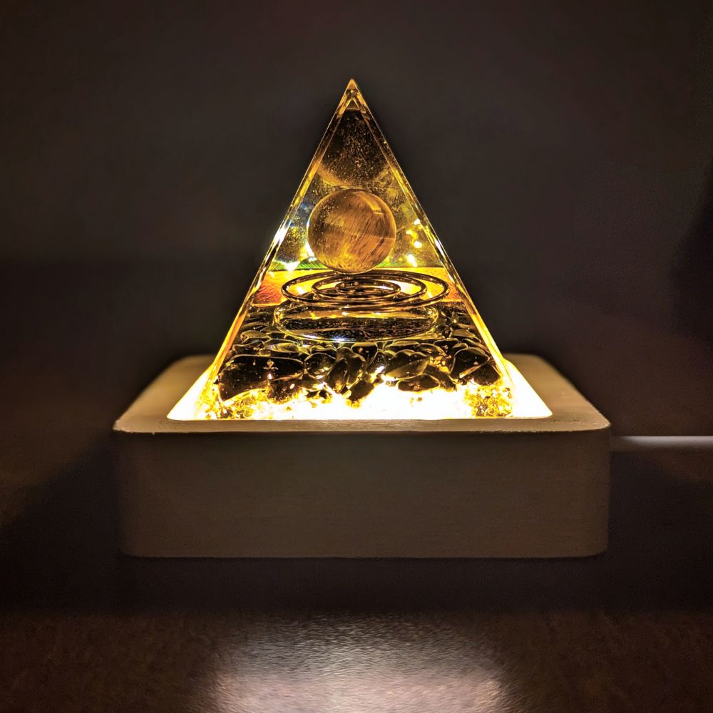 P05 | Pyramide en orgonite, obsidienne et œil de tigre