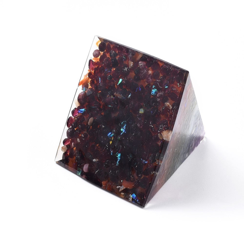 P09 | Pyramide en orgonite, pierres chakras