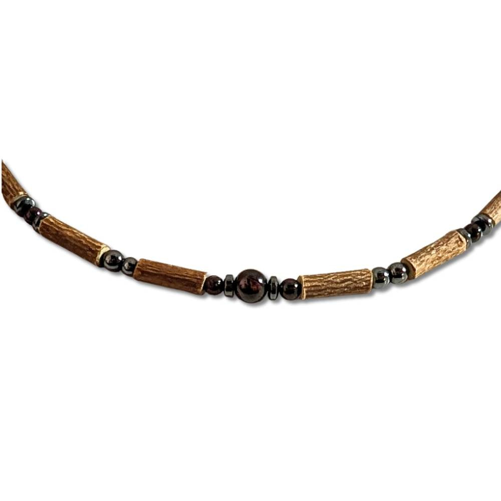 A16 | Bois de noisetier, grenat et hématite