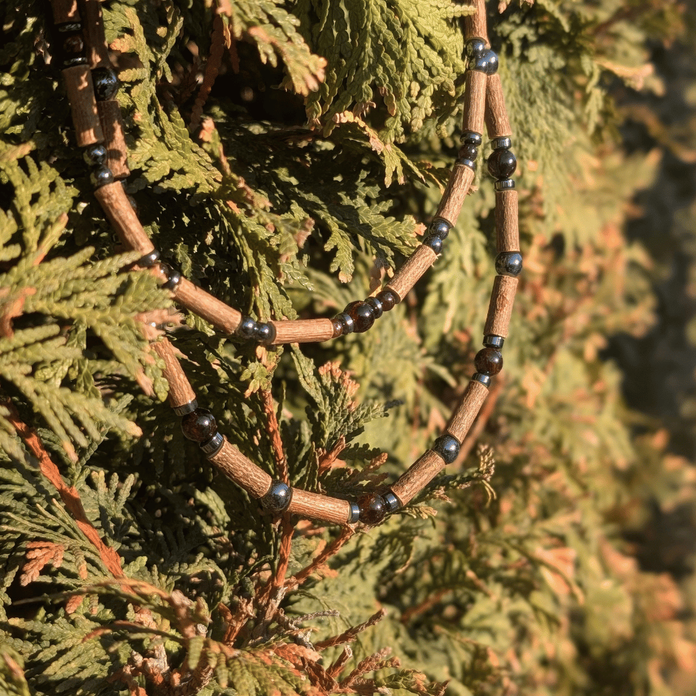 A16 | Bois de noisetier, grenat et hématite