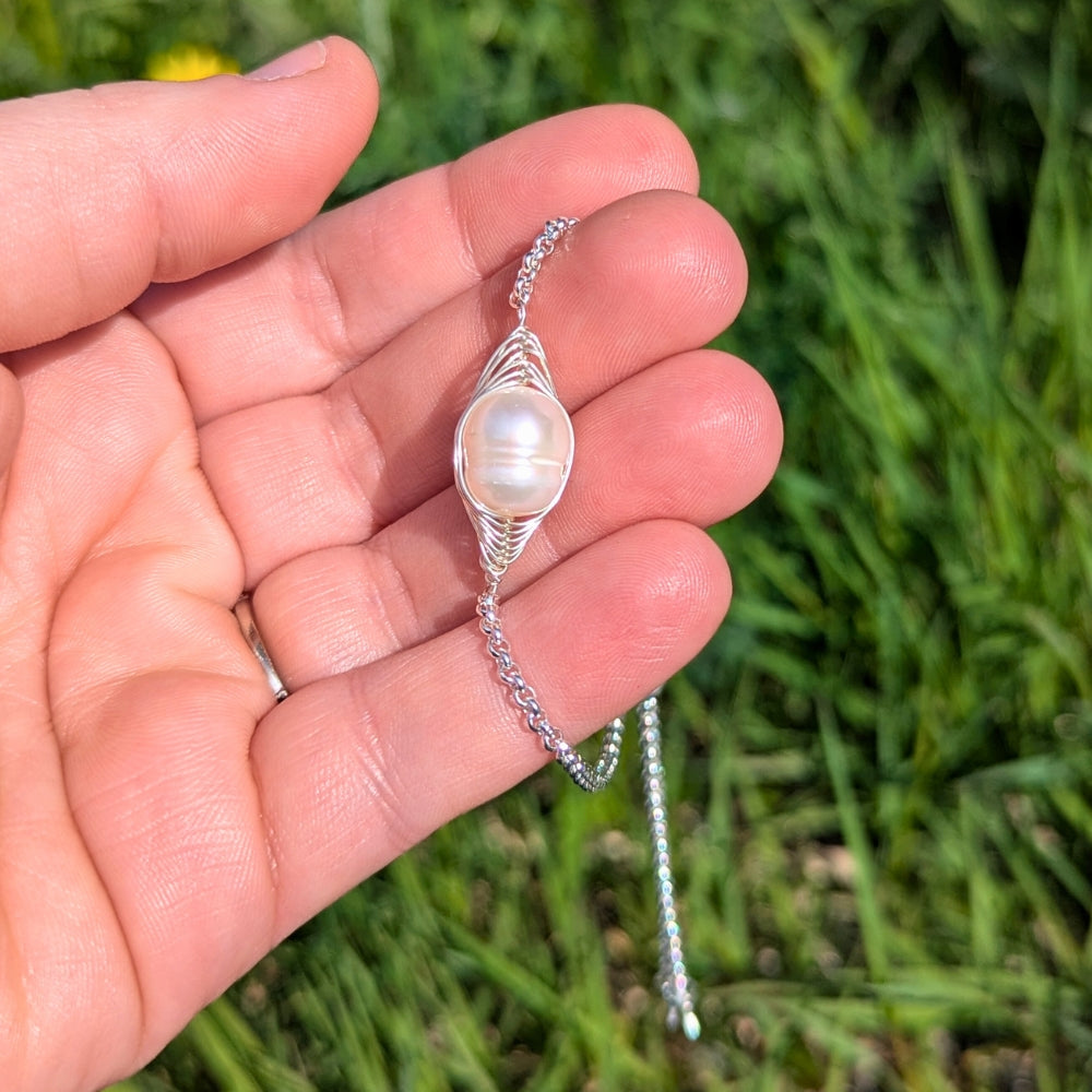 XX22 | Bracelet argenté à glissière avec perle blanche naturelle