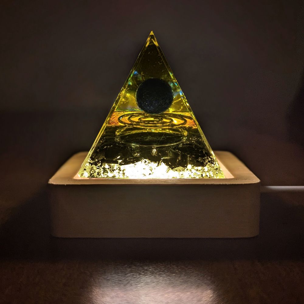 P12 | Pyramide en orgonite, onyx et lapis-lazuli