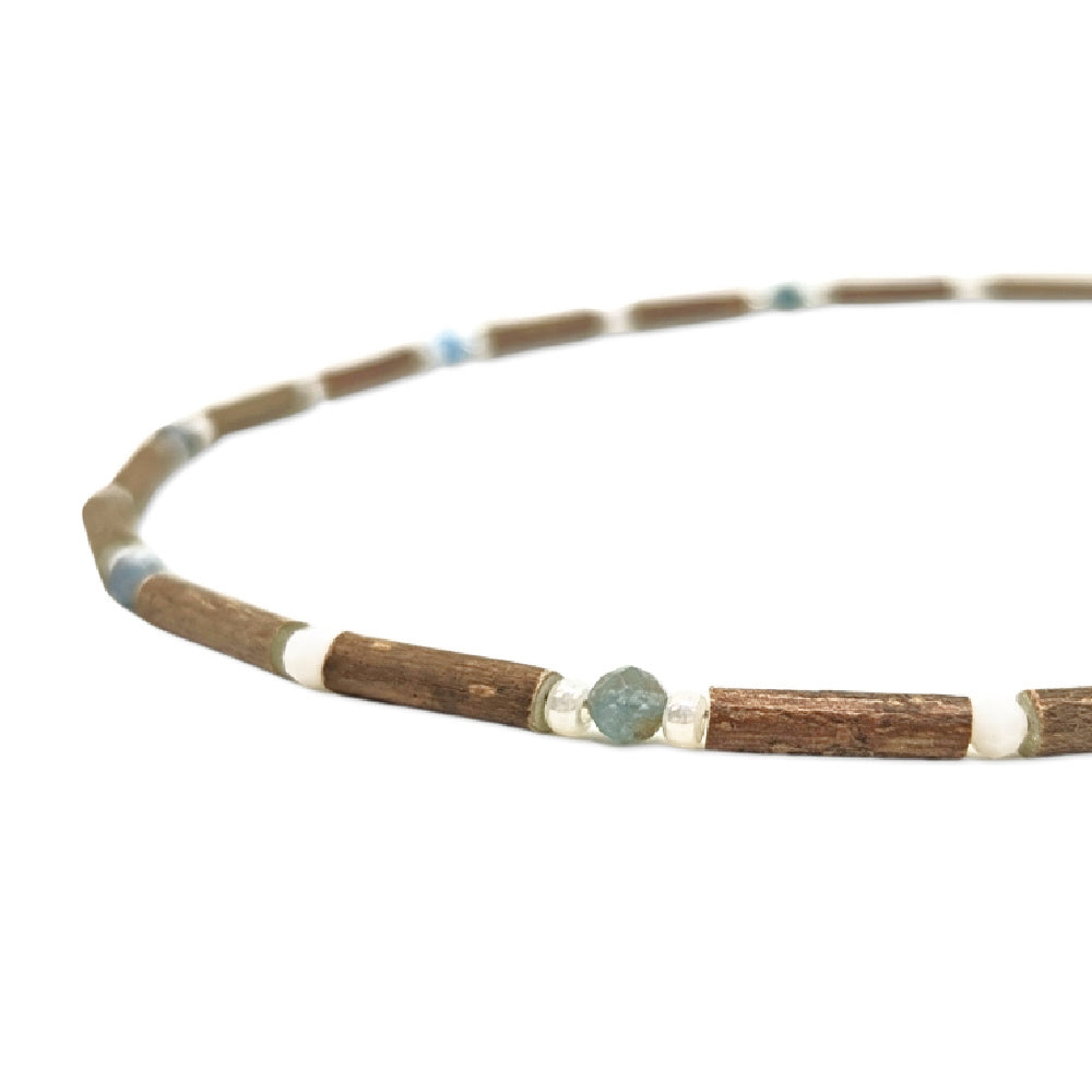 E04 | Bois de noisetier et apatite