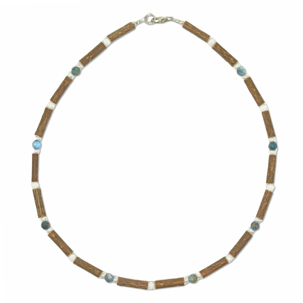 E04 | Bois de noisetier et apatite