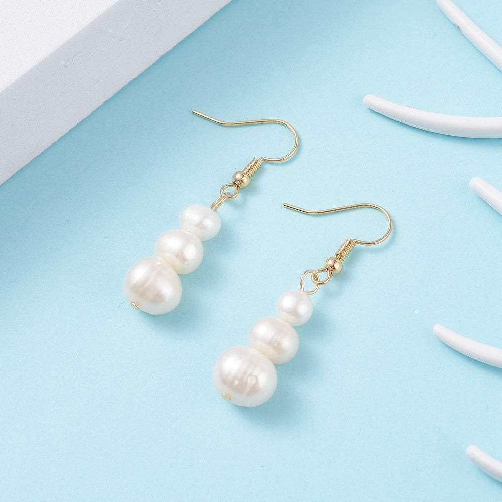 R10 | Boucles d'oreilles pendantes dorées avec perles naturelles