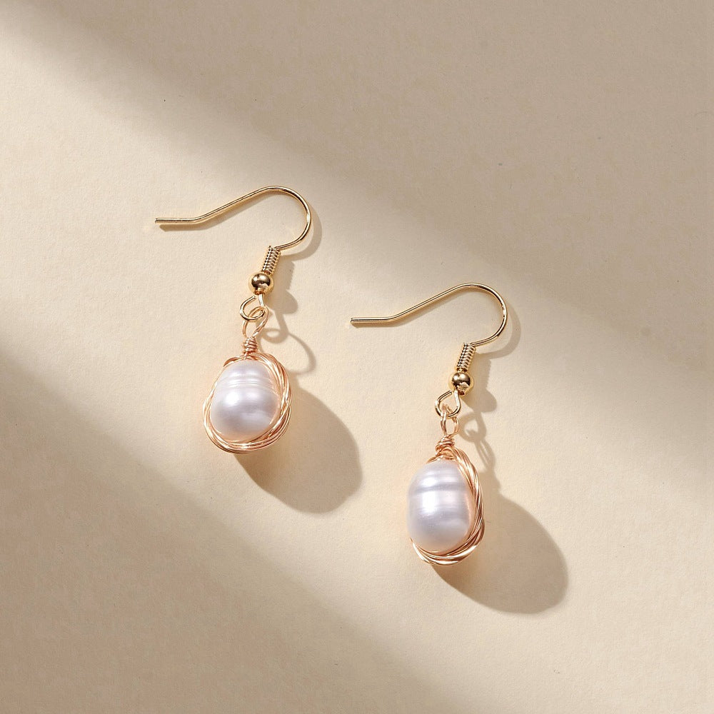 R12 | Boucles d'oreilles pendantes dorées avec perles naturelles