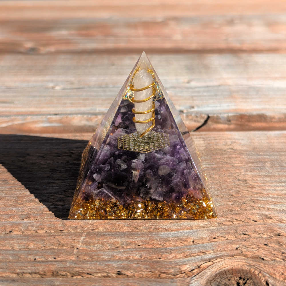 P01 | Pyramide en orgonite, améthyste et quartz