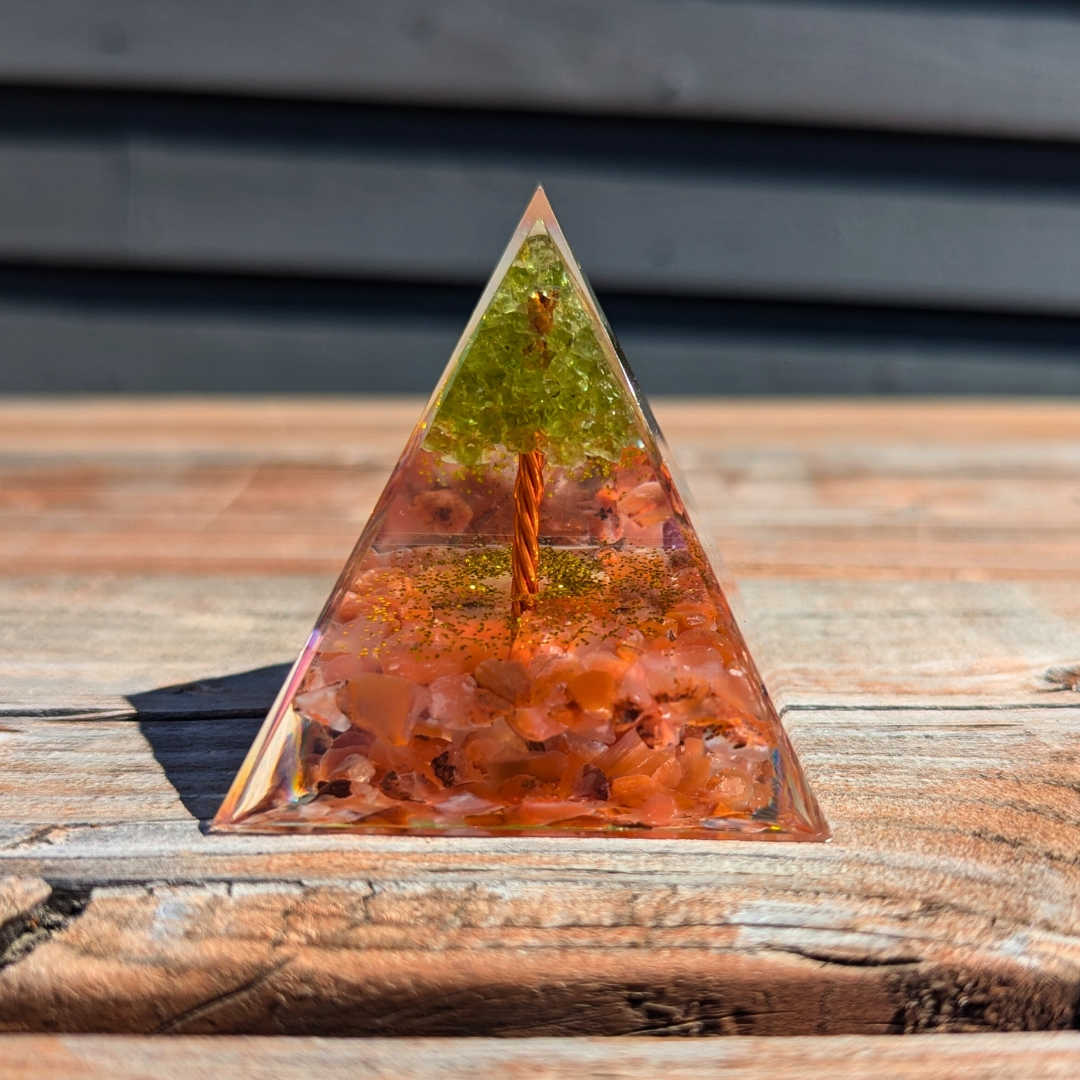 P02 | Pyramide en orgonite, péridot et cornaline