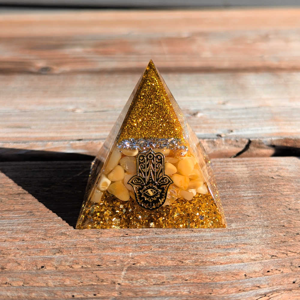 P07 | Pyramide en orgonite, cornaline