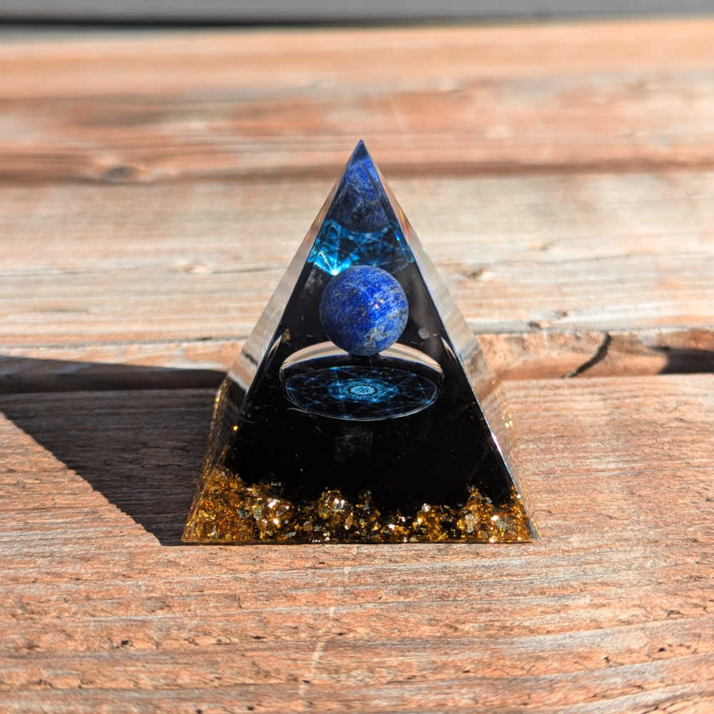 P06 | Pyramide en orgonite, obsidienne et lapis-lazuli