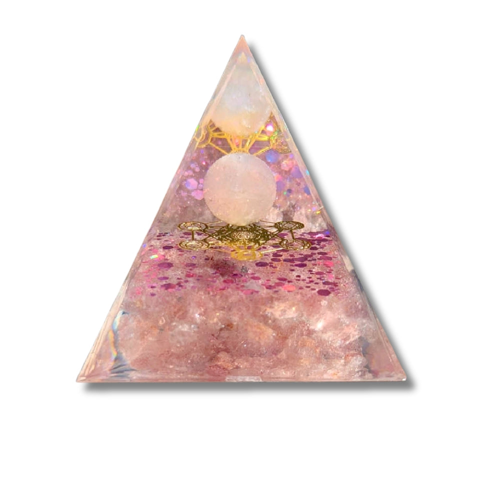 P06 | Pyramide en orgonite, quartz fraise