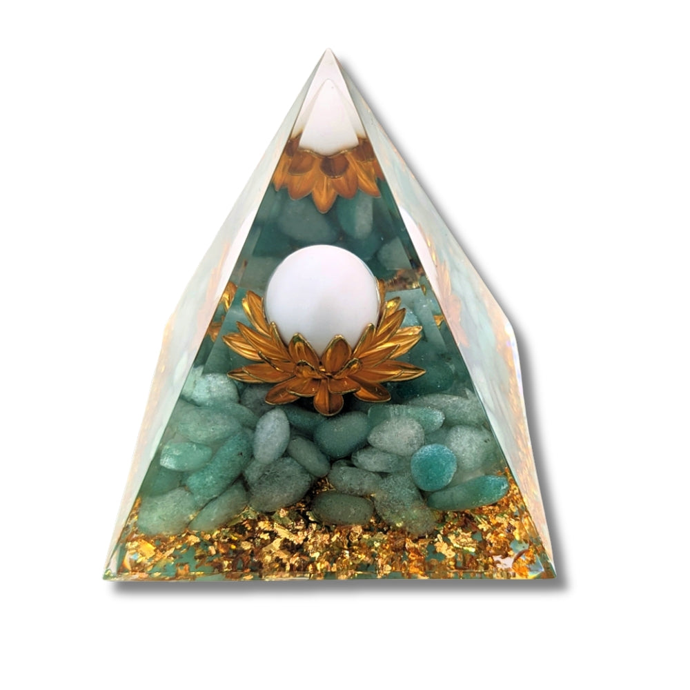 P07 | Pyramide en orgonite, aventurine et jade blanc