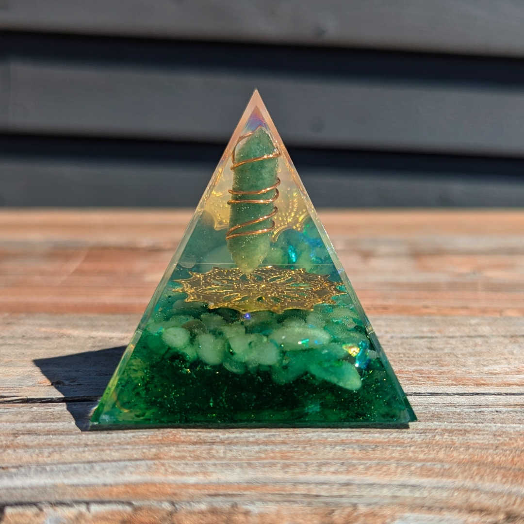 P07 | Pyramide en orgonite, aventurine verte