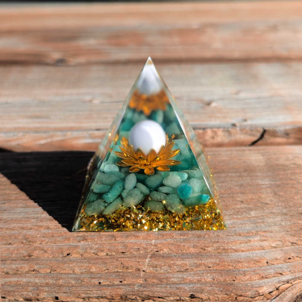 P07 | Pyramide en orgonite, aventurine et jade blanc