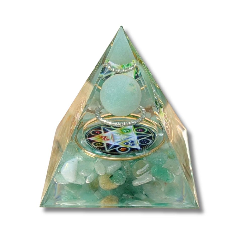 P12 | Pyramide en orgonite, aventurine verte