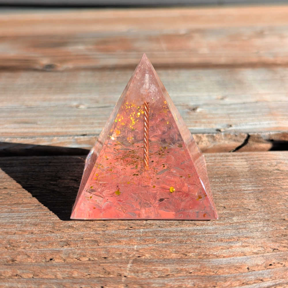 P03 | Pyramide en orgonite, quartz rose