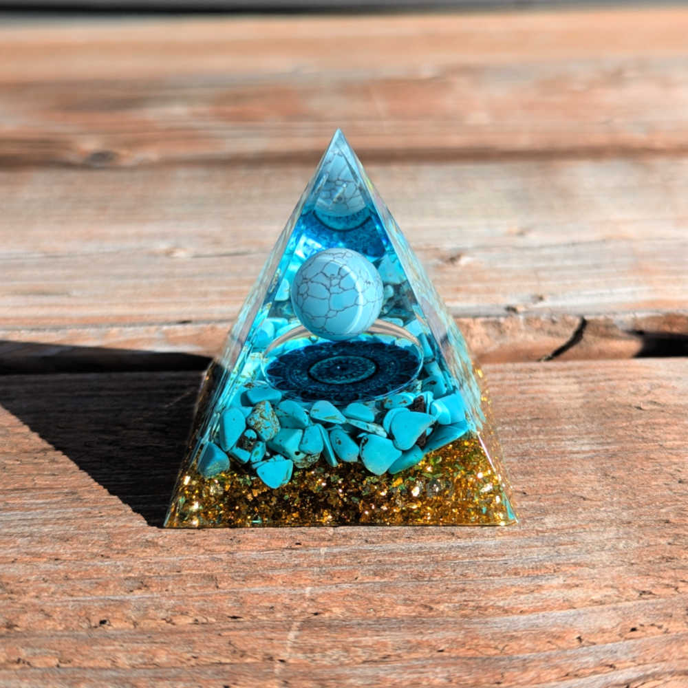 P05 | Pyramide en orgonite, turquoise