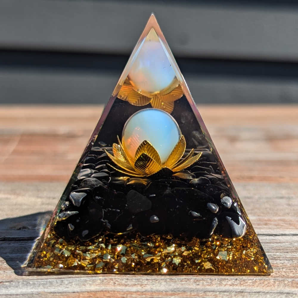 P11 | Pyramide en orgonite, obsidienne noire