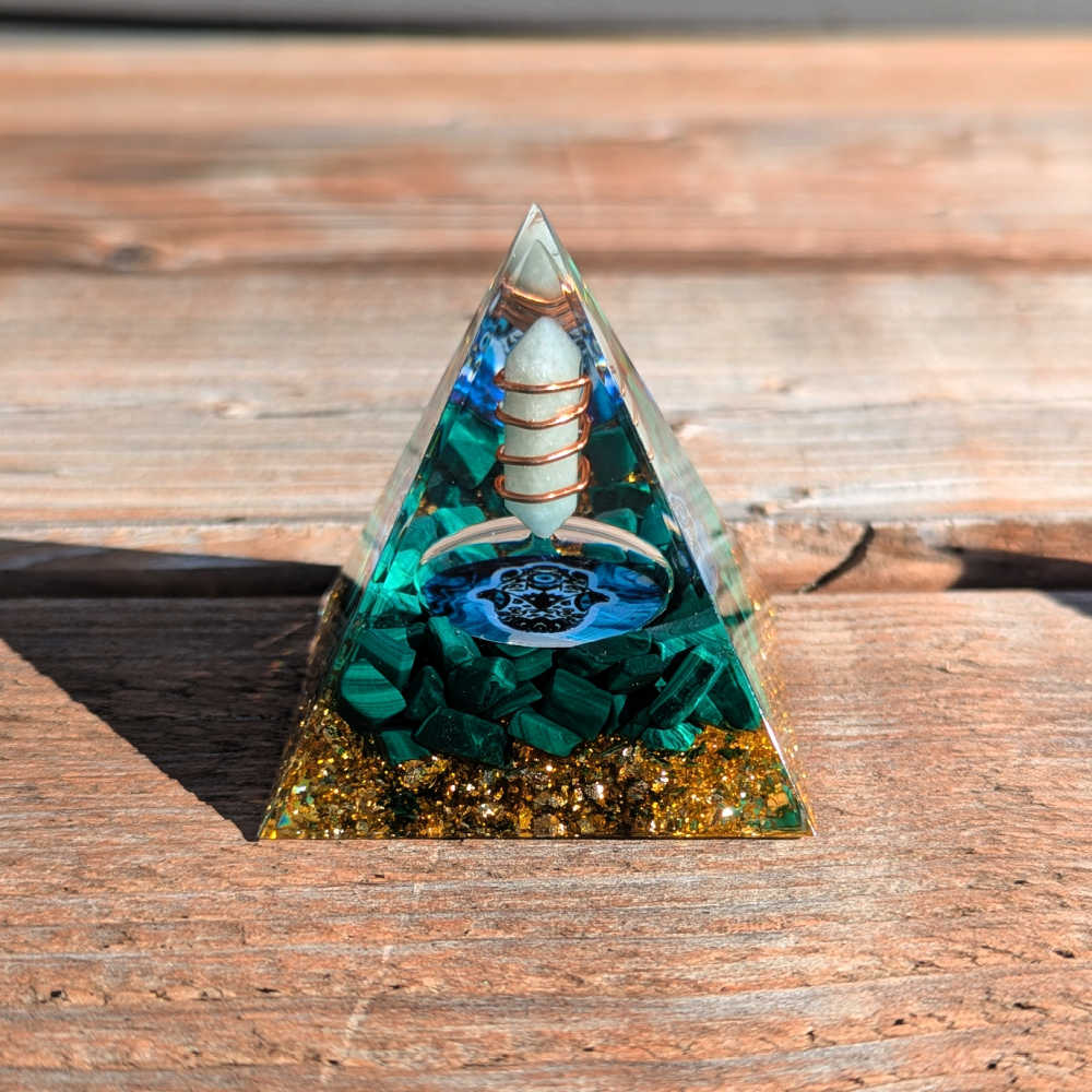 P08 | Pyramide en orgonite, malachite et aventurine